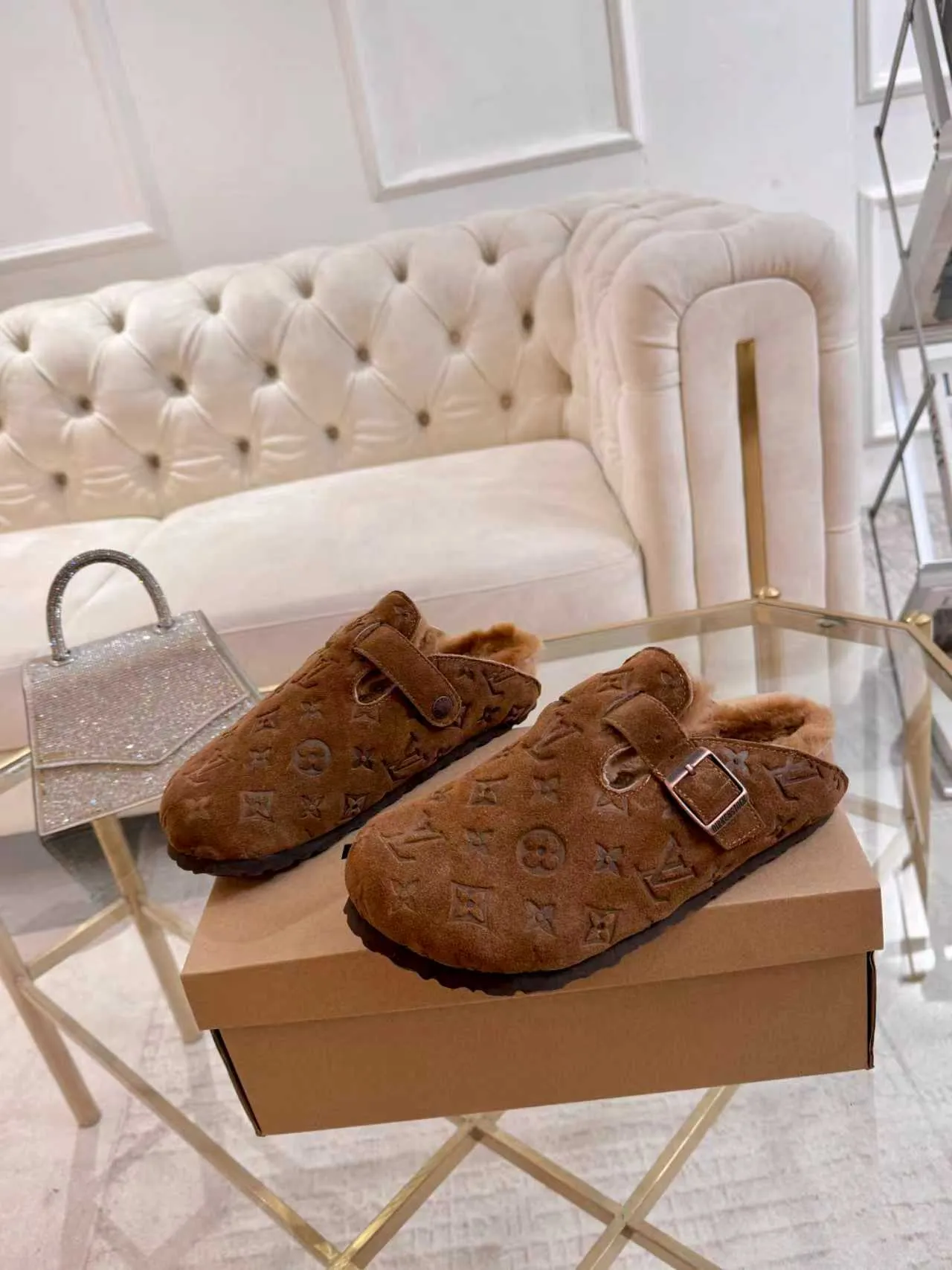 p600 ✨ LV wool slippers for couples｜Even the toes exude a sense of luxury ✨ We have achieved the ultimate restoration of the "high version" of this pair of LV classic Birkenstock slippers, with the mark of luxury in every detail. 👫 ▫️ Original jacquard with delicate cowhide leather, retro texture is at your fingertips; ▫️ 100% pure wool lining, wearing barefoot is like stepping on clouds, skin-friendly, breathable and not sweaty; ▫️ Three-dimensional toe cap + non-slip rubber sole, safe and secure when walking in the wind.  The belt buckle and presbyopia elements are embellished, revealing the aura of a big-name brand in a low-key manner. Whether it is on a date or out on the street, every step is like walking in the middle of a show.  Pair it with jeans for a lazy and casual look; with a coat and skirt, it will look elegant. With one pair of shoes, you can easily switch between multiple styles, and you never have to be deliberate about the sense of luxury.  #LVcouples #high-endwear #lightluxurylife #quality recommendation Fabric: classic presbyopia/imported sheepskin/classic jacquard fabric Lining: imported wool lining Sole: original rubber sole Size: Female 35-41 Male 38-46